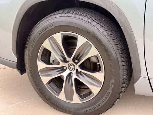 Used 2022 Toyota Highlander XLE FWD image 9