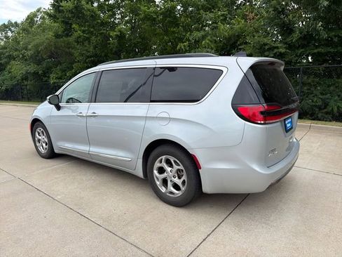Used 2023 Chrysler Pacifica Limited FWD image 3