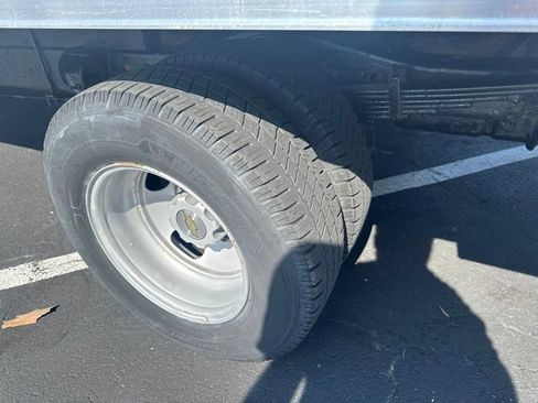 Used 2017 Chevrolet Express 3500 RWD image 18