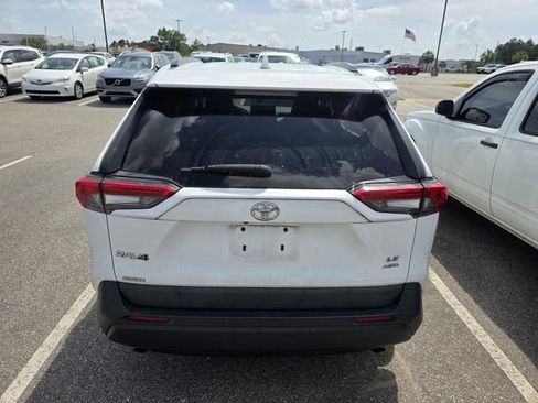 Used 2021 Toyota RAV4 LE AWD/4WD image 3