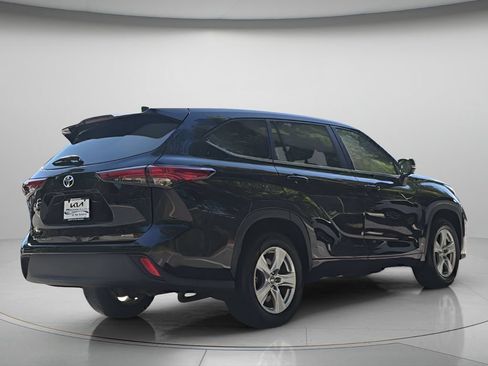 Used 2023 Toyota Highlander L FWD image 7