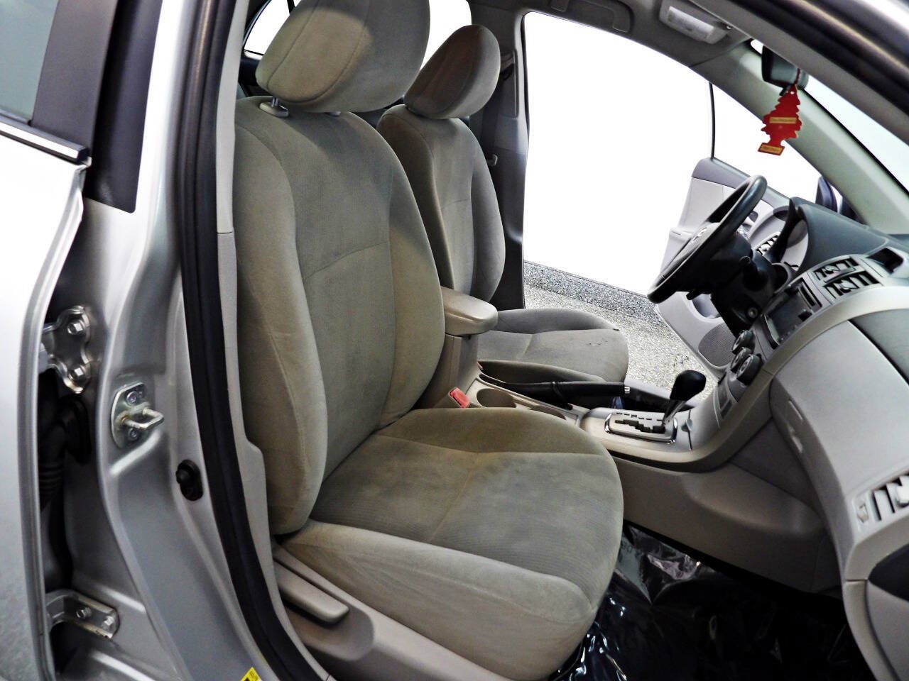 Used 2013 Toyota Corolla LE w/ Preferred Accessory Pkg #2 FWD image 18