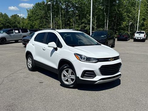 Used 2022 Chevrolet Trax LT w/ LT Convenience Package AWD/4WD image 2