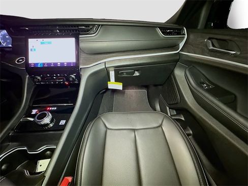 New 2025 Jeep Grand Cherokee Limited w/ Luxury Tech Group II image 26