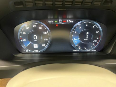 Used 2021 Volvo XC90 T6 Momentum w/ Climate Package image 32