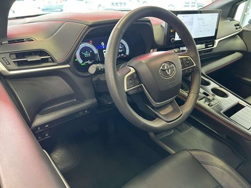 Used 2025 Toyota Sienna XSE FWD image 13