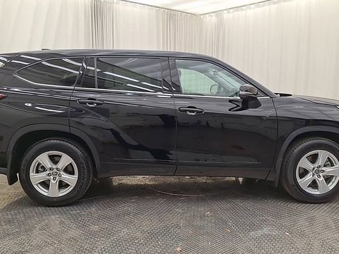 Certified 2022 Toyota Highlander L image 4