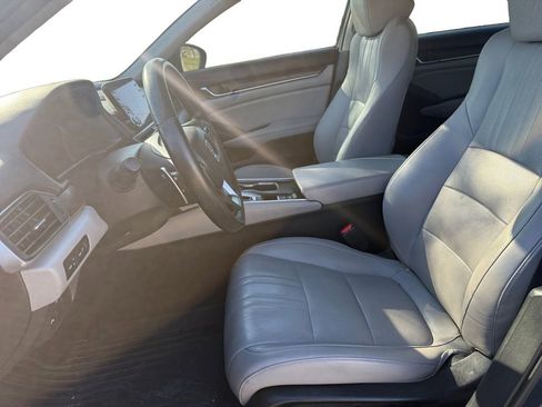 Used 2018 Honda Accord Touring image 9