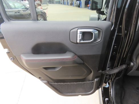 Used 2024 Jeep Gladiator Rubicon w/ Convenience Group AWD/4WD image 19