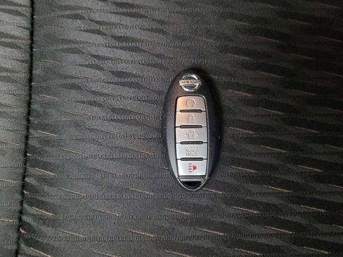 Used 2018 Nissan Rogue SV image 32