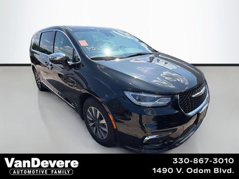 Used 2023 Chrysler Pacifica Limited FWD image 1