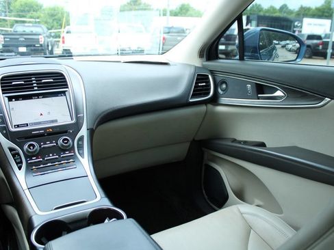 Used 2018 Lincoln MKX Select w/ Select Plus Package FWD image 17