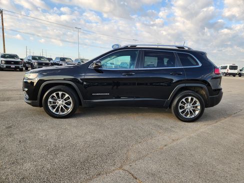 Used 2019 Jeep Cherokee Latitude Plus w/ Comfort/Convenience Group FWD image 4