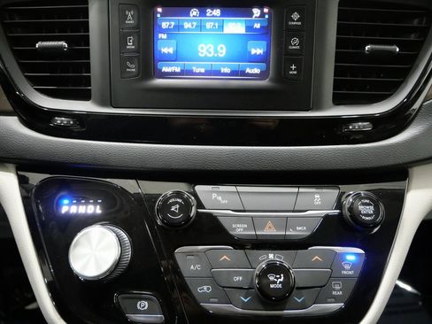 Used 2017 Chrysler Pacifica LX image 18