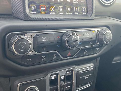 Used 2018 Jeep Wrangler Unlimited Sahara image 18