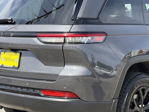 Used 2024 Jeep Grand Cherokee Altitude image 8