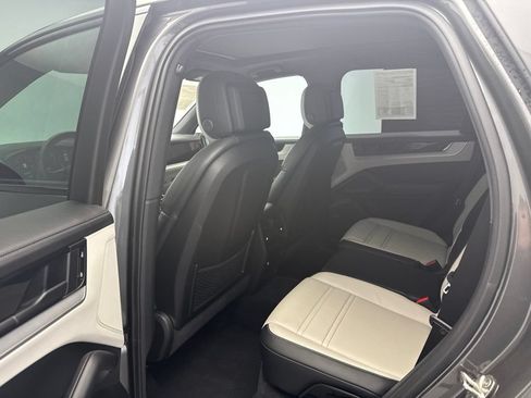Certified 2024 Porsche Cayenne AWD/4WD image 8