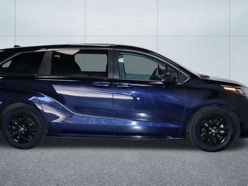 Used 2024 Toyota Sienna LE AWD/4WD image 9