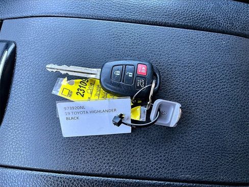 Used 2019 Toyota Highlander LE image 9