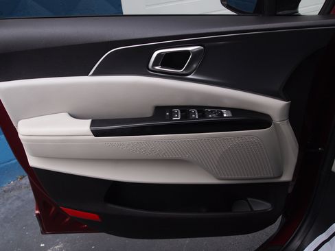 Used 2023 Kia Carnival LX image 13