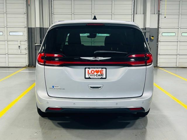 Used 2024 Chrysler Pacifica Touring-L FWD image 18