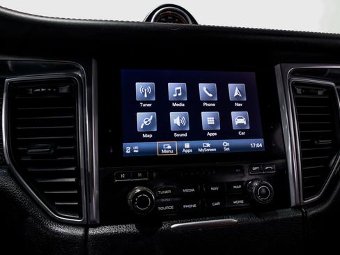 Used 2017 Porsche Macan Turbo image 30