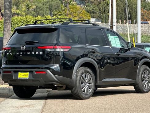 Used 2025 Nissan Pathfinder SV image 5