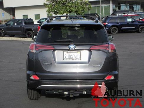 Used 2018 Toyota RAV4 LE image 6