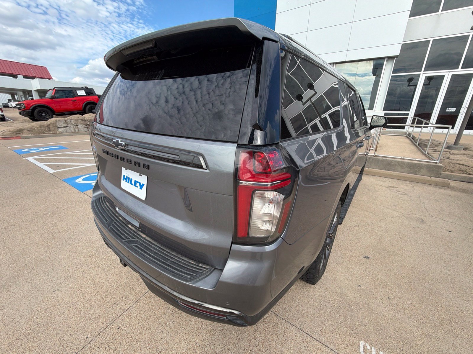 Used 2021 Chevrolet Suburban Z71 w/ Z71 Off-Road Package AWD/4WD image 16