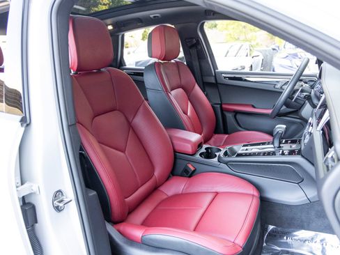 Certified 2025 Porsche Macan AWD/4WD image 67