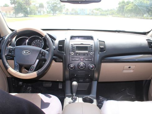 Used 2012 Kia Sorento LX w/ Convenience Pkg FWD image 12