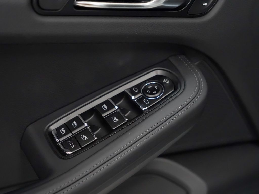 Certified 2026 Porsche Macan AWD/4WD image 24