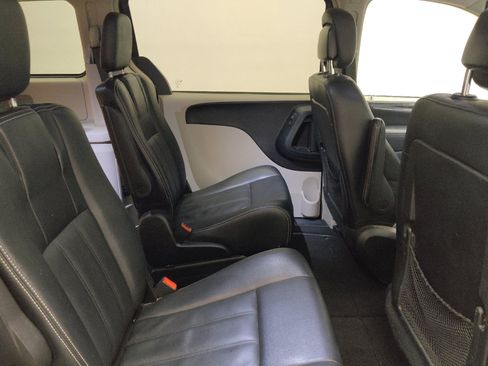 Used 2016 Chrysler Town & Country Touring FWD image 19