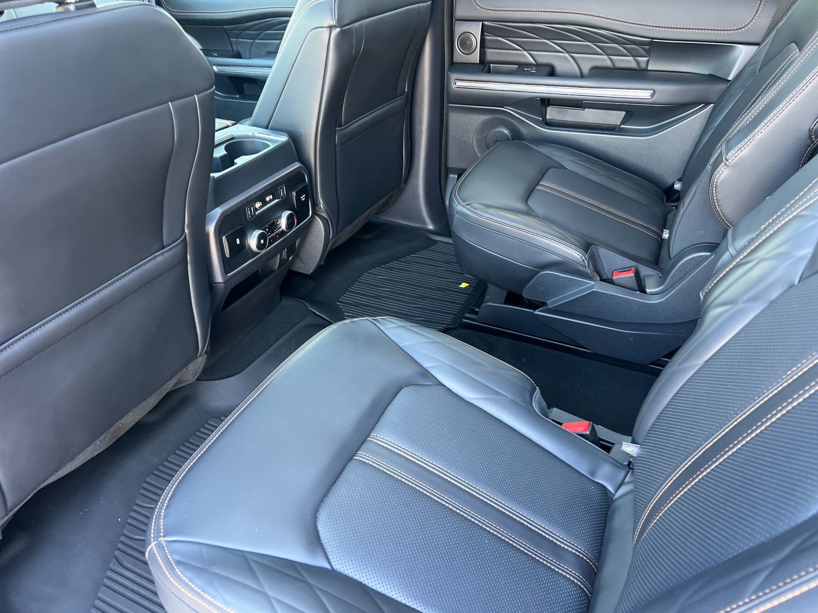 Used 2024 Ford Expedition Platinum RWD image 11