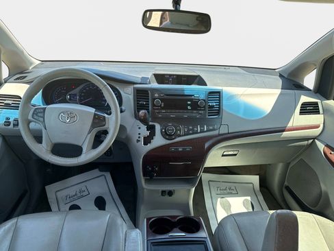Used 2013 Toyota Sienna XLE FWD image 17