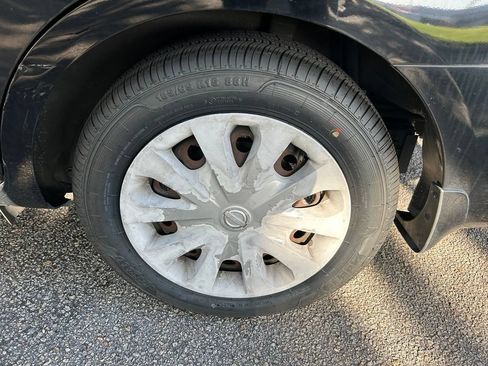Used 2017 Nissan Versa SV FWD image 10