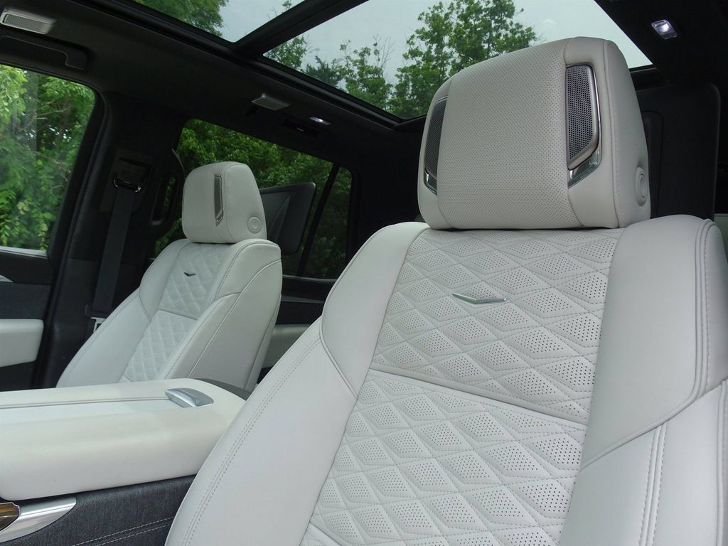 Certified 2026 Cadillac Escalade Platinum Sport w/ LPO, ONYX Package AWD/4WD image 9