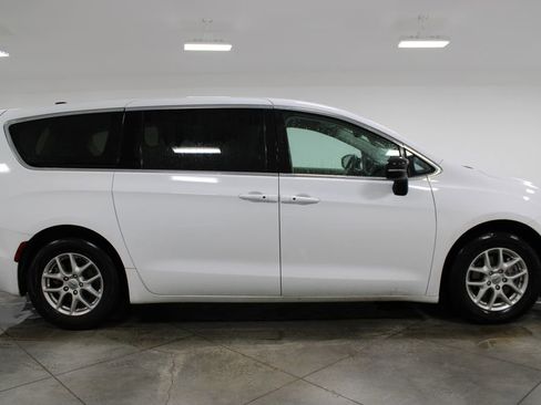 Used 2024 Chrysler Pacifica Touring-L image 11