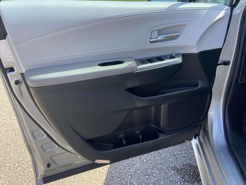 Used 2025 Toyota Sienna XLE w/ XLE Plus Package FWD image 15
