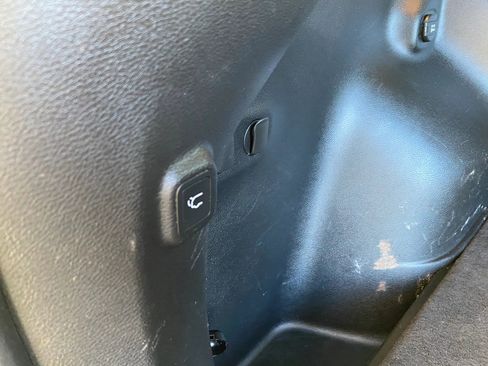 Used 2019 Jeep Cherokee Limited image 11