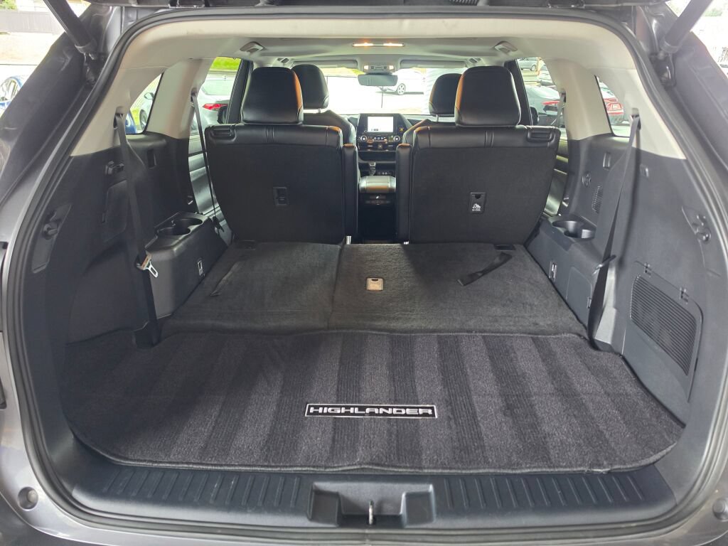 Used 2023 Toyota Highlander XLE AWD/4WD image 16
