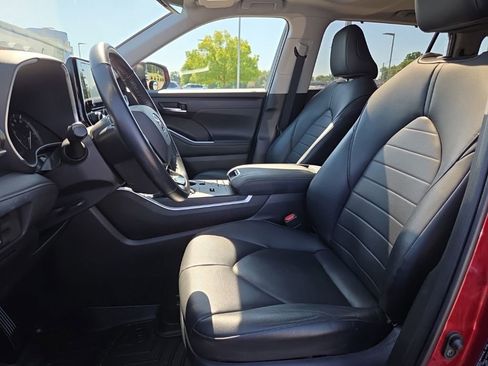 Used 2020 Toyota Highlander XLE FWD image 16