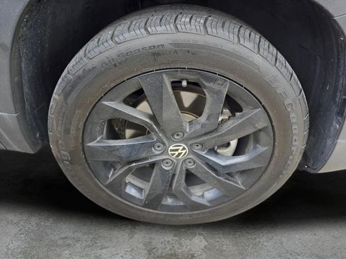 Used 2023 Volkswagen Taos SE w/ Panoramic Sunroof Package FWD image 18