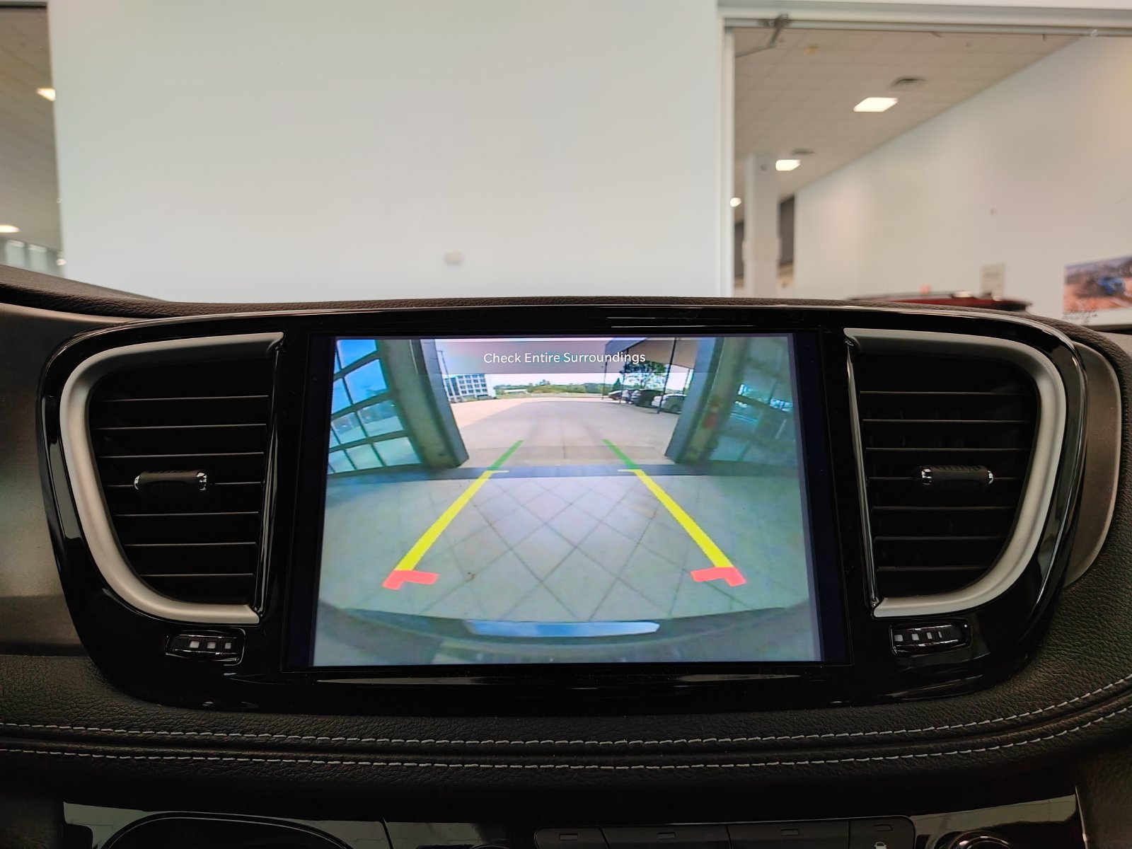 Used 2025 Chrysler Pacifica Select FWD image 18