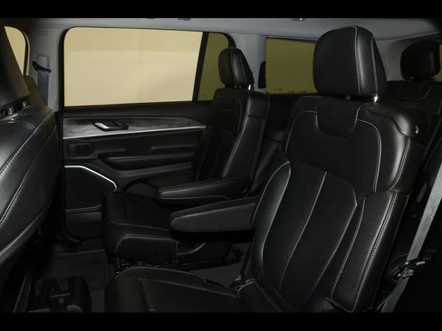 Used 2022 Jeep Grand Cherokee L Limited w/ Black Appearance Package AWD/4WD image 31