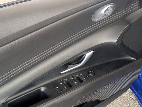 Used 2023 Hyundai Elantra SEL w/ Convenience Package image 9