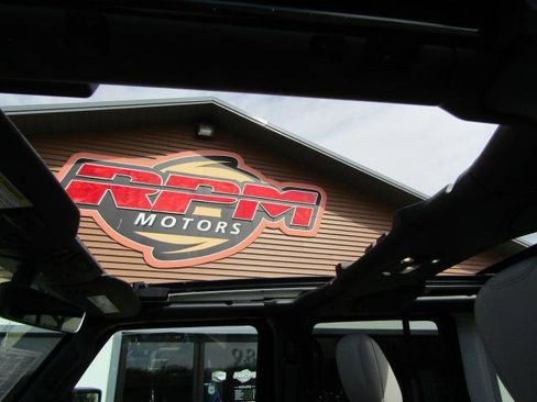 Used 2022 Jeep Wrangler Unlimited Sahara AWD/4WD image 22