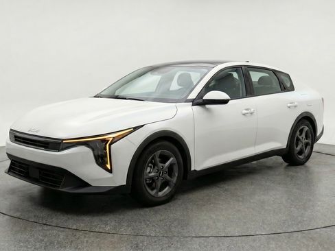 Used 2025 Kia K4 LXS FWD image 3