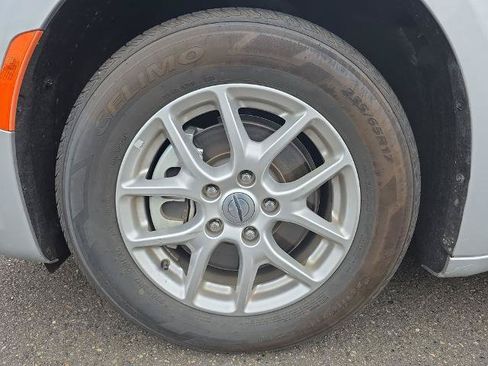 Used 2024 Chrysler Pacifica Touring-L FWD image 14
