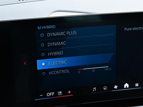 Used 2025 BMW M5 Touring image 25